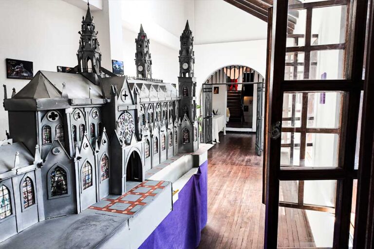 The Route of the 7 Crosses: A Journey Through the Heart of Faith and Architecture in Quito